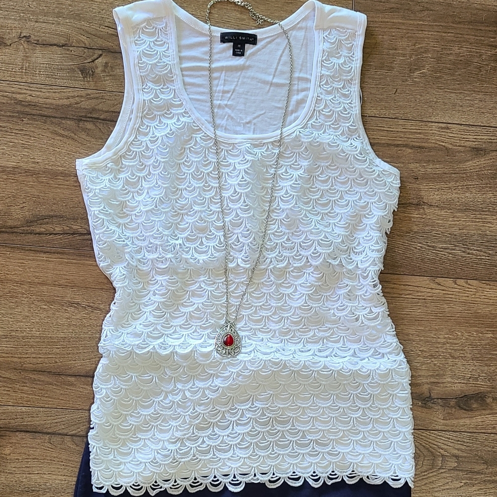 Gently Worn- WILLI SMITH - White tunic top- Crochet Shell designed Front, size M